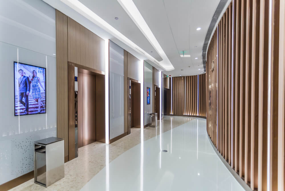 Boosting Hotel Revenue: How Digital Signage for Hotels Drives Upselling and Cross-Selling Opportunities