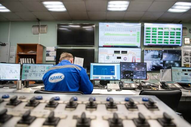 Digital Displays Improve Safety Awareness on the Factory Floor