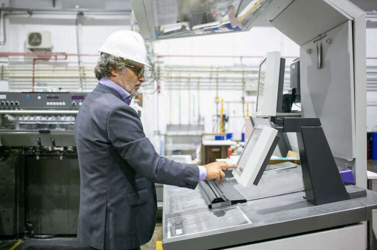 Manufacturing Plants Use Displays for Safety and Compliance